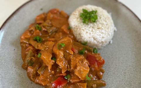 Zartes Hühnchen in cremiger Erdnuss-Sauce