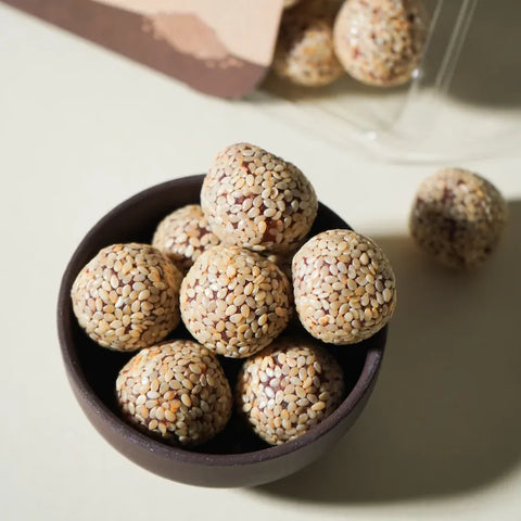 BIO Dattelbällchen mit geröstetem Sesam